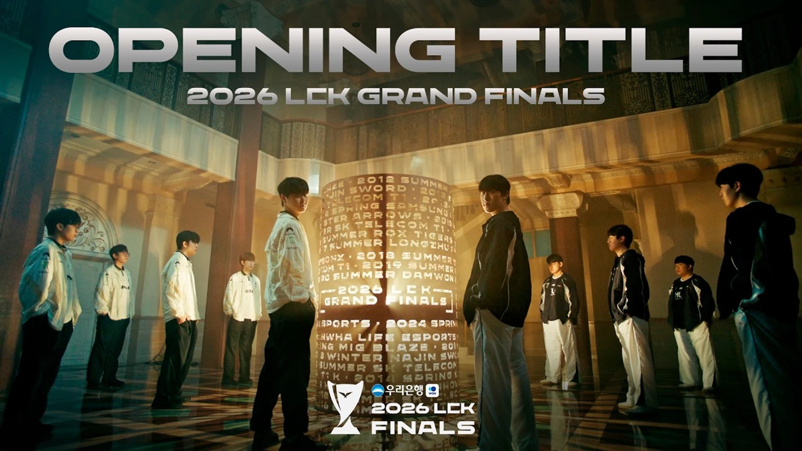 2026 LCK 그랜드 파이널 오프닝 타이틀 이미지 - 젠지와 한화생명 선수단이 역대 우승팀 명단이 새겨진 트로피 기둥을 사이에 두고 마주 선 모습