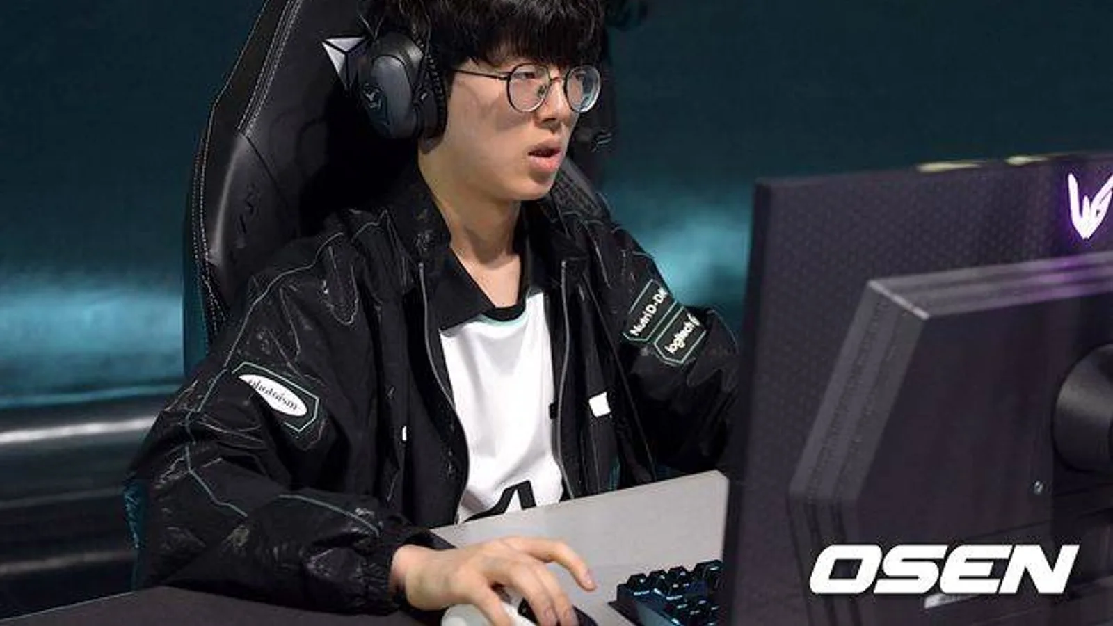 디플러스 기아 챌린저스 선수가 아시아 마스터즈 결승 경기 중 모니터를 응시하며 집중하고 있다