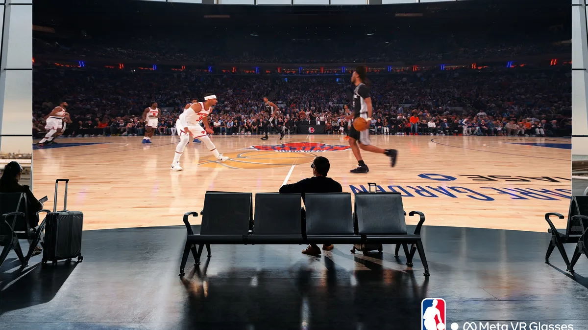 공항 대기 공간에서 메타 VR 글래스를 쓰고 대형 화면으로 NBA 농구 경기를 관람하는 사람의 뒷모습