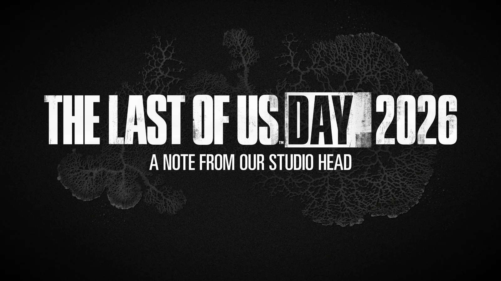 검은 배경 위에 곰팡이 균사 무늬가 희미하게 깔려 있고 'THE LAST OF US DAY 2026'이라는 큰 로고와 그 아래 'A NOTE FROM OUR STUDIO HEAD'라는 문구가 적힌 너티독 공식 블로그 이미지
