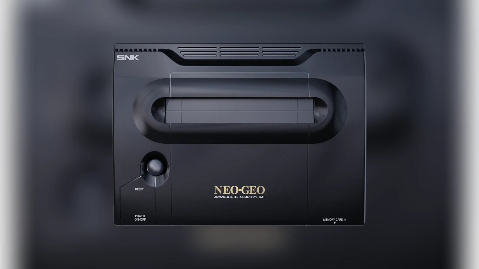 네오지오 AES+ 본체를 정면 위에서 내려다본 사진, 카트리지 삽입구와 NEO GEO 로고, 메모리 카드 슬롯이 보인다