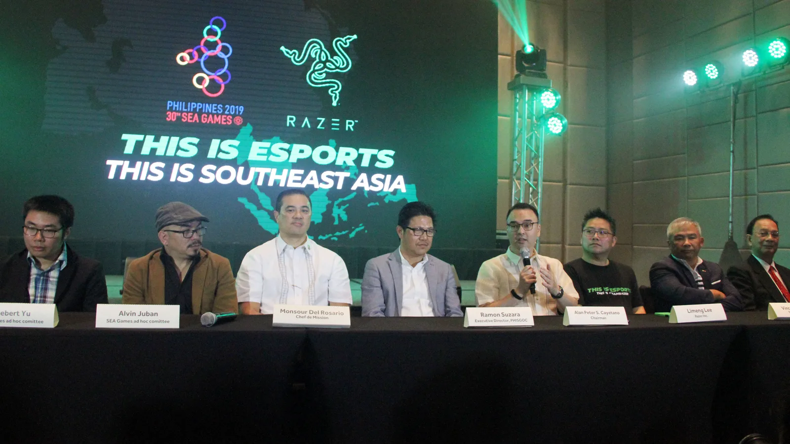 ‘THIS IS ESPORTS, THIS IS SOUTHEAST ASIA’ 문구가 뜬 무대 앞 탁자에 조직위 관계자들이 앉아 발표하는 2019 동남아시안게임 e스포츠 기자회견