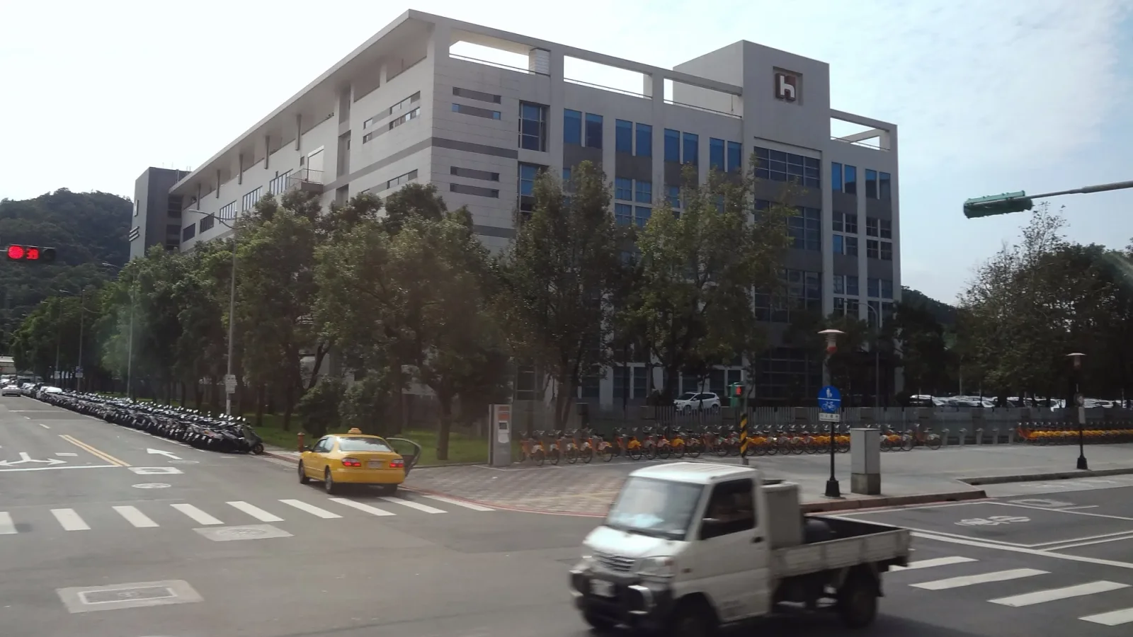 타이베이 폭스콘 계열사 홍하이정밀 공장 건물 외경, 앞으로 도로와 공유 자전거 거치대가 보인다