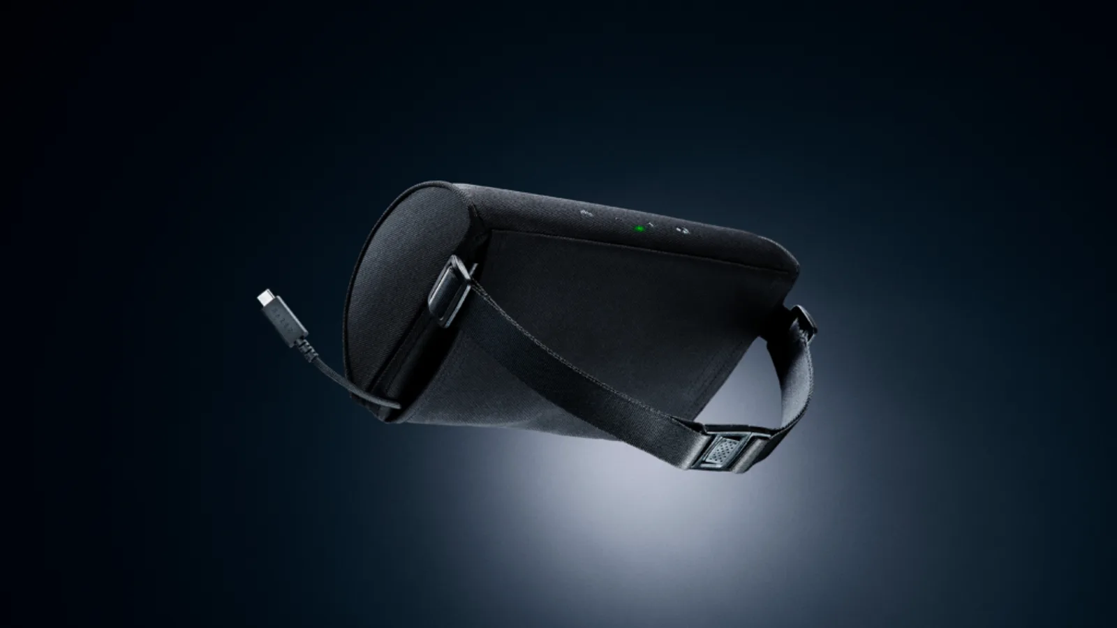 레이저 클리오 X 단품 제품 사진 - 검은색 쿠션형 스피커 본체에 USB-C 충전 케이블과 조절 가능한 나일론 스트랩이 함께 놓여 있는 모습