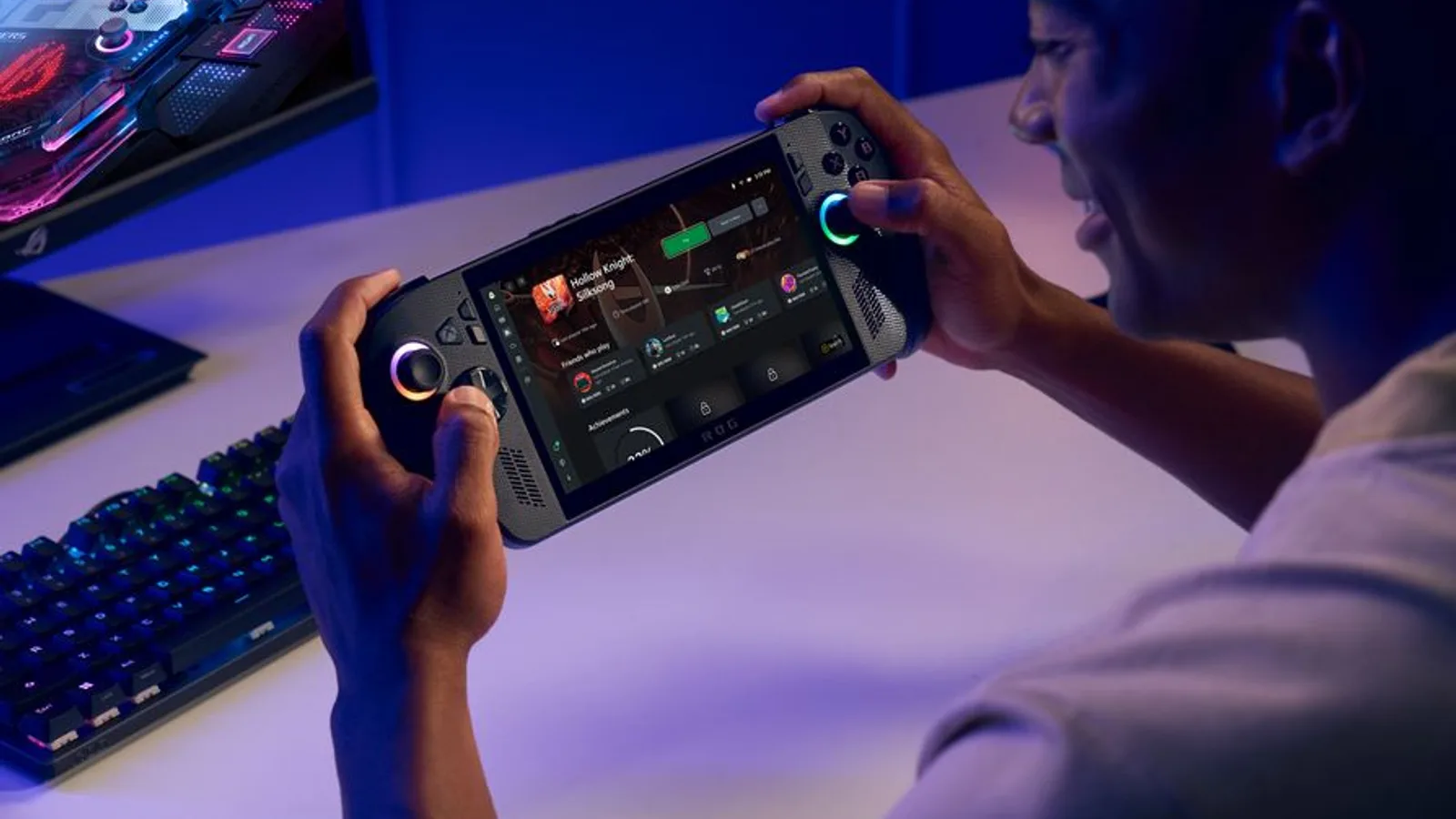 ROG Xbox Ally X를 두 손으로 들고 Xbox 풀스크린 UI를 조작하는 모습