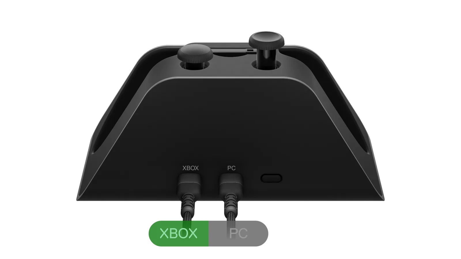 이온 프로 도크를 뒤에서 본 모습으로, XBOX와 PC라고 표시된 USB-C 포트 두 개에 케이블이 각각 꽂혀 있다