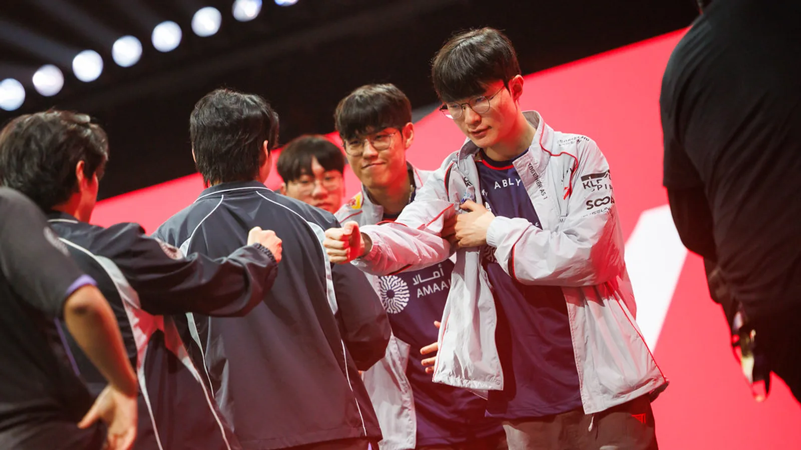 2026 LCK 시즌 경기 후 T1 유니폼을 입은 페이커가 다른 팀 선수와 주먹을 맞대는 모습