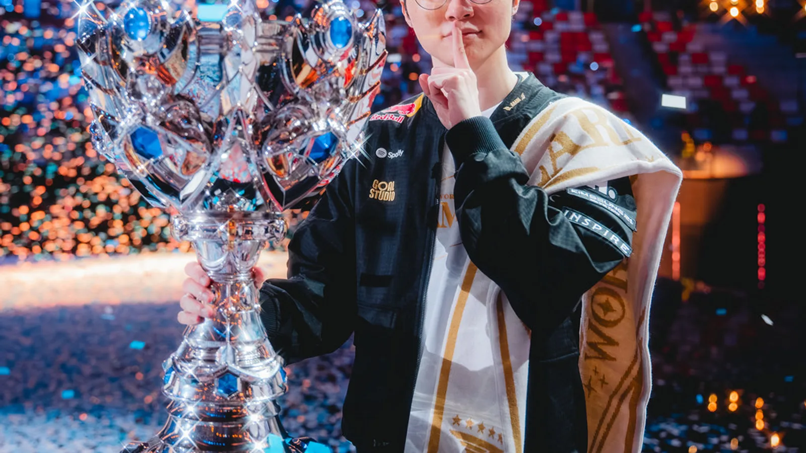 이상혁(페이커)이 월드 챔피언십 2025 결승전 우승 직후 무대 위에서 환호하는 모습