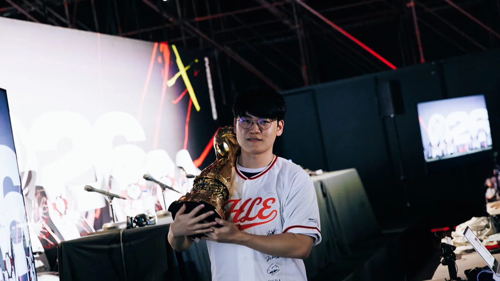 한화생명e스포츠 유니폼을 입은 구마유시가 MSI 2026 그랜드파이널 우승 후 기자회견장에 앉아 있는 모습