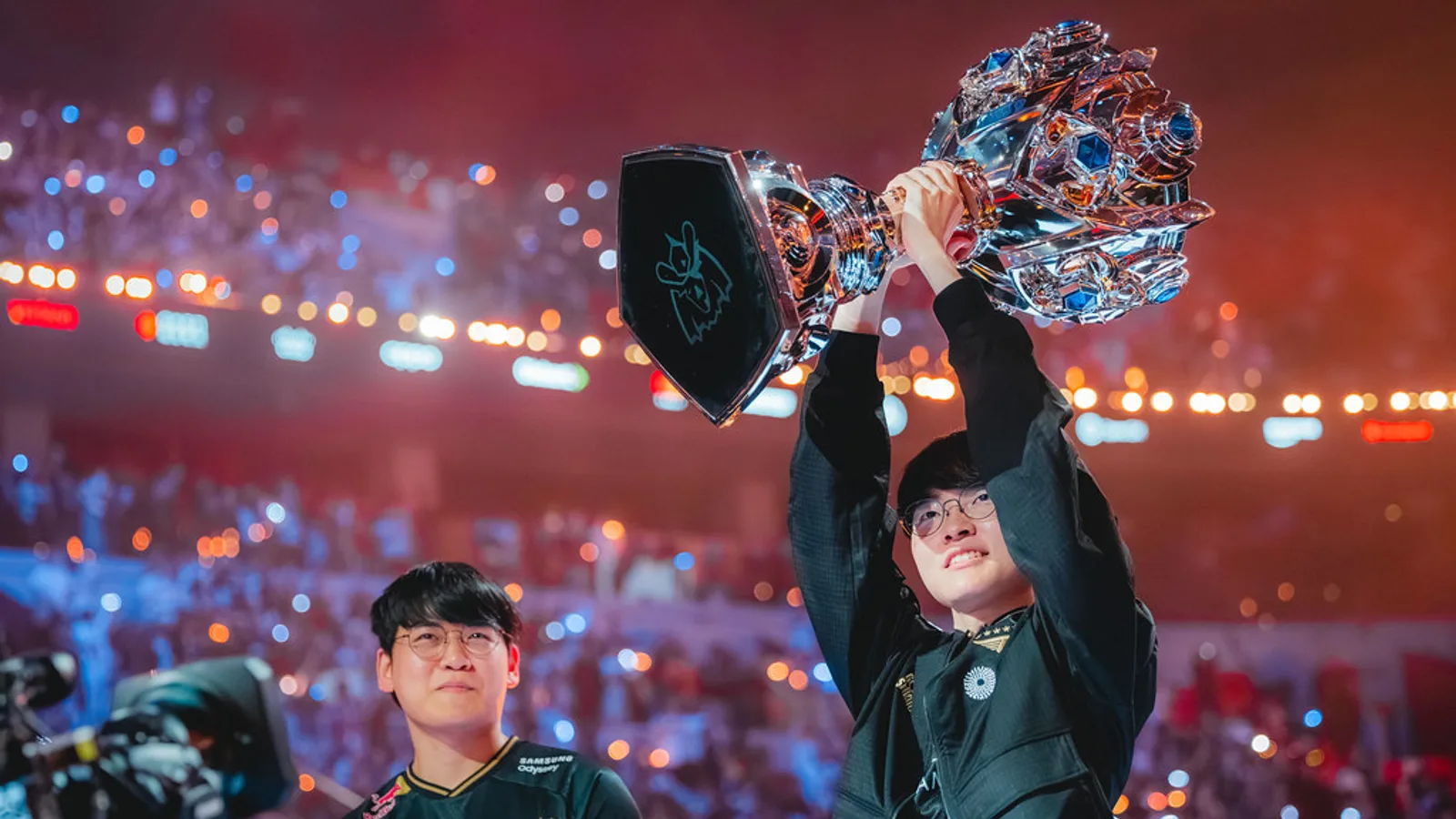 이상혁(페이커)이 리그 오브 레전드 월드 챔피언십 2025 결승전 무대에서 트로피를 들어 올리며 환호하는 모습, T1 유니폼 차림