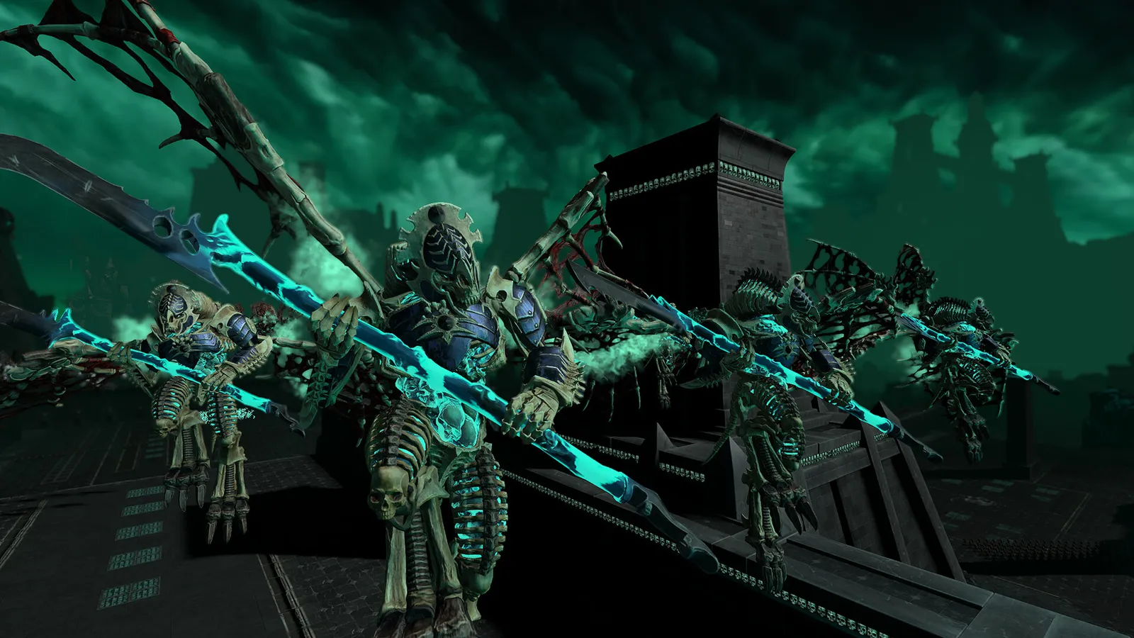 토탈 워 워해머 3 나가쉬 DLC 화면 - 청록빛 하늘 아래 검은 피라미드 옆에서 푸른 빛이 도는 창을 든 날개 달린 해골 전사들이 나란히 전진하는 장면