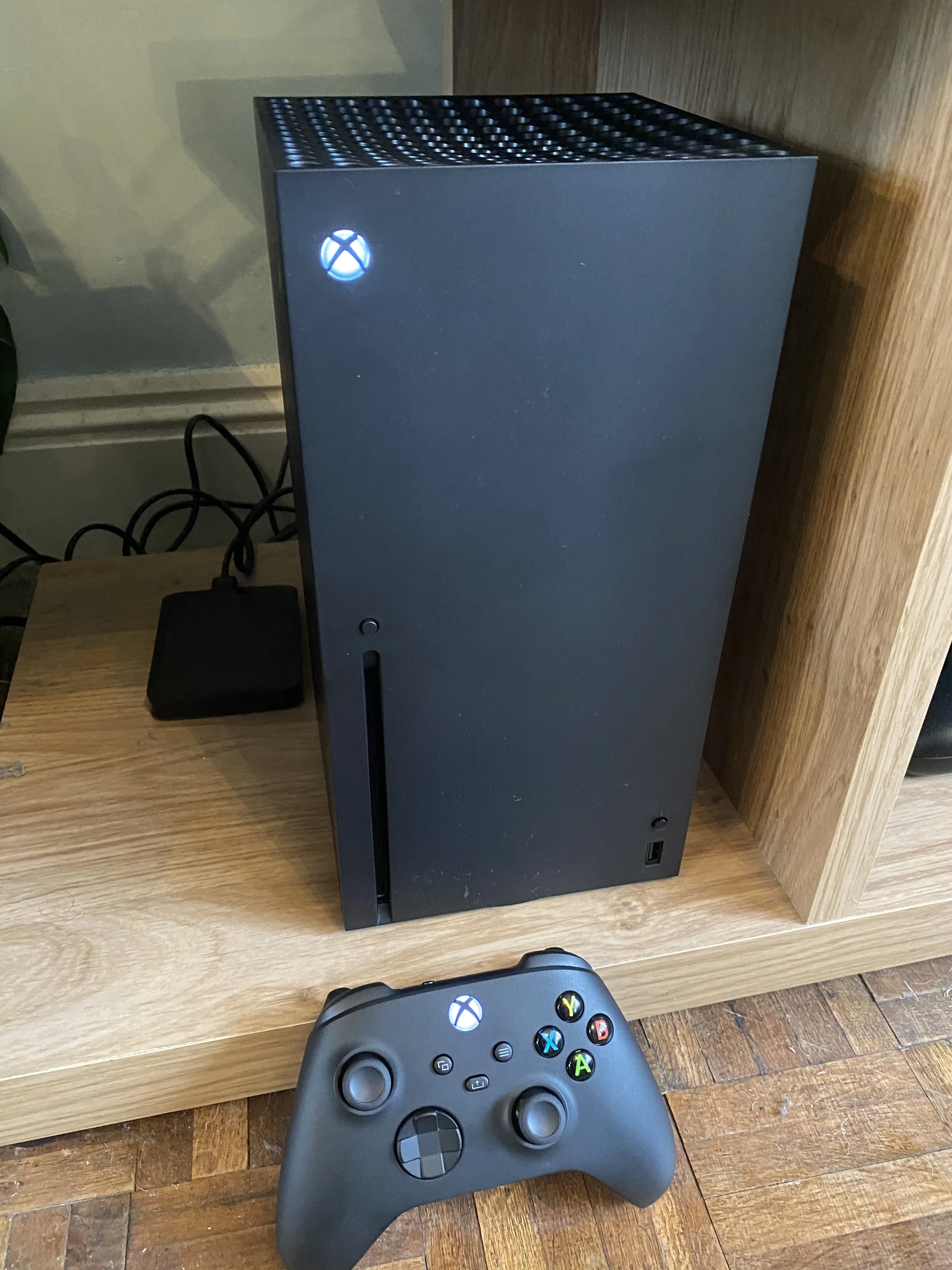 Xbox Series X 콘솔, 디스크 드라이브가 탑재된 현행 모델