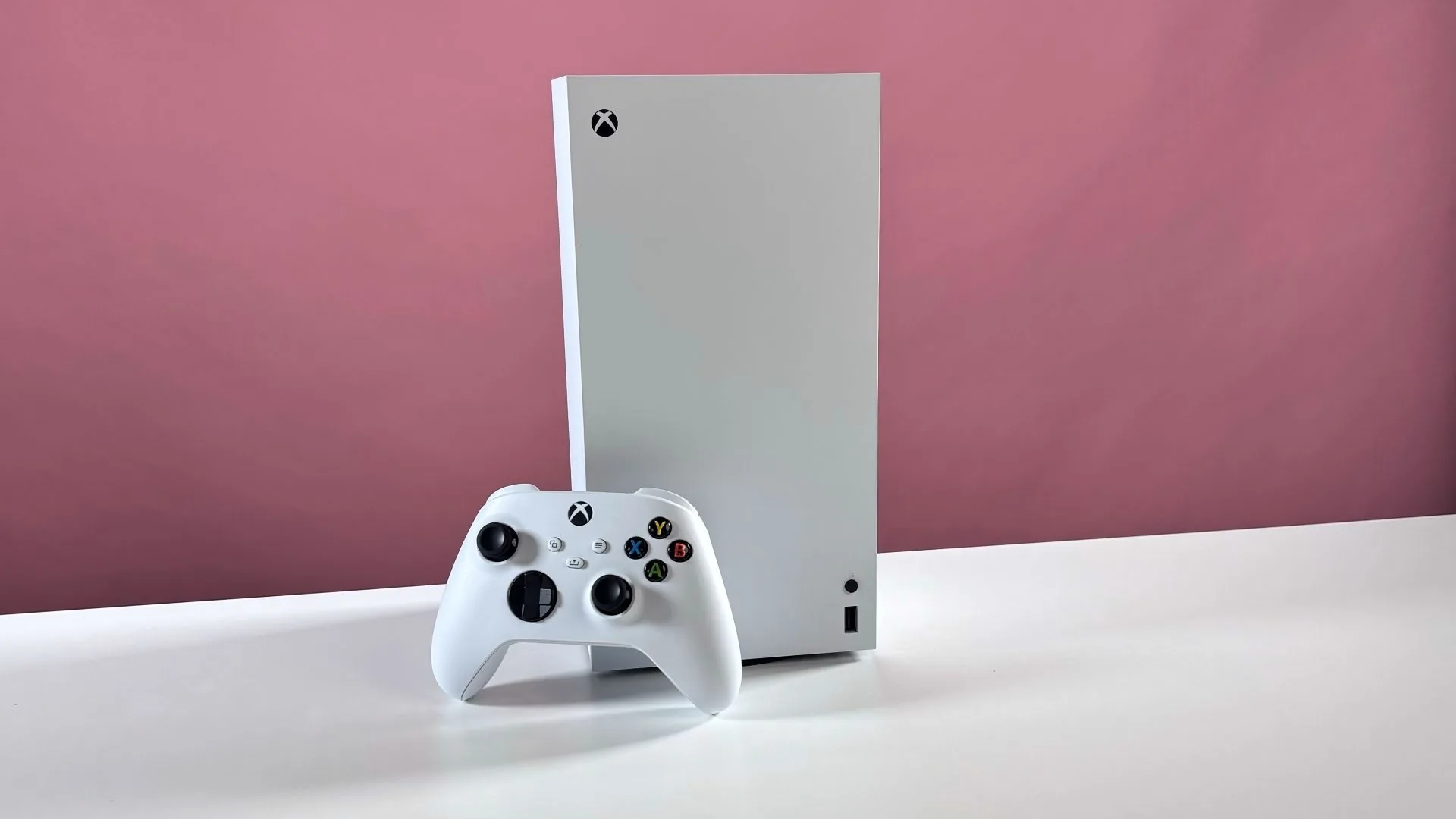 Xbox Series X 콘솔과 컨트롤러
