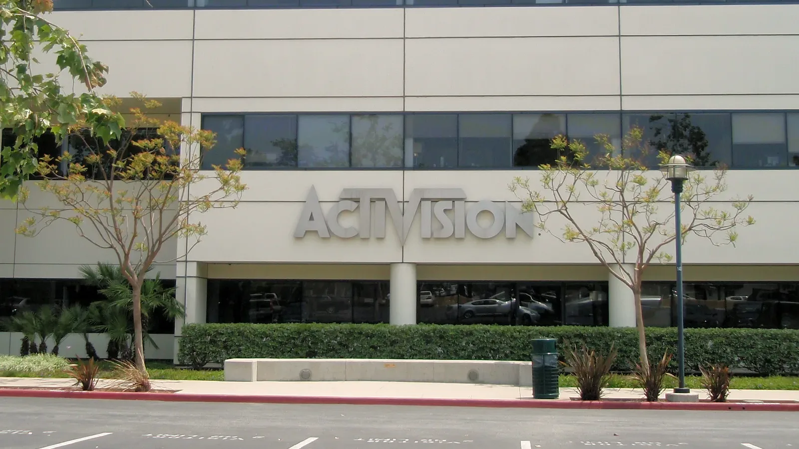 미국 캘리포니아 산타모니카에 위치한 액티비전 본사 건물 외벽에 붙은 대형 ACTIVISION 로고